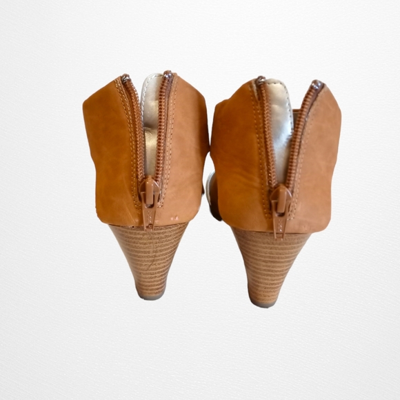 π₯ Nygard Collection Gwen Women's Crossover Strap Wedged Sandals - Picture 6 of 16